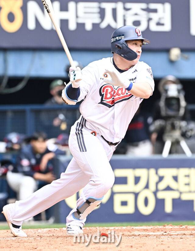 27일 오후 서울 잠실야구장에서 진행된 '2025 프로야구 KBO리그' 두산 베어스와 롯데 자이언츠의 경기. 두산 김인태가 4회말 2사 1루서 안타를 치고 있다./마이데일리