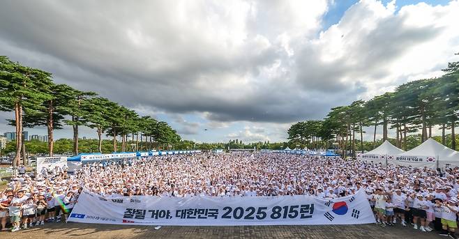 2025 815런에 참여한 가수 션과 오프라인 러너들 [사진=한국해비타트 제공]