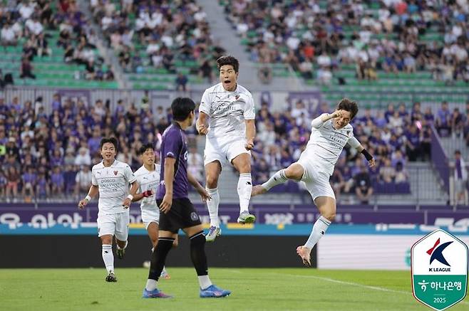 [안양=뉴시스]K리그1 포항 이호재가 득점 후 세리머니를 하고 있다. (사진=한국프로축구연맹 제공)