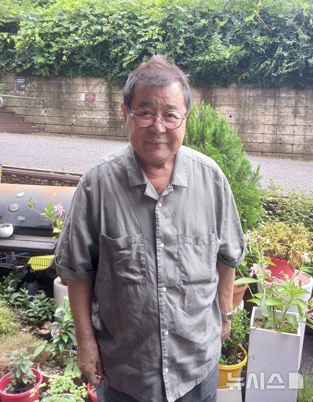 [서울=뉴시스] 전재경 기자=배우 백일섭이 지난 13일 서울 서초구 서래마을에서 뉴시스와 단독 인터뷰를 하고 포즈를 취하고 있다. *재판매 및 DB 금지