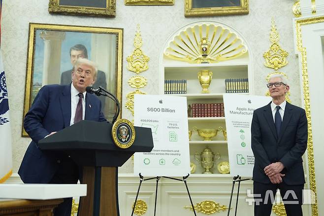 [워싱턴=AP/뉴시스] 도널드 트럼프 미국 대통령이 6일(현지 시간) 미 워싱턴 DC 백악관 오벌 오피스에서 팀 쿡 애플 CEO와 기자회견을 하고 있다. 애플은 이날 국내 사업에 4년간 총 6000억 달러(830조5200억원)를 투자한다고 밝혔다. 2025.08.07.