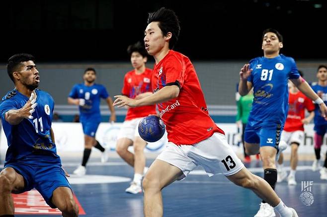 [서울=뉴시스] 쿠웨이트 전에 나선 한국 U-19 핸드볼 대표 정진욱. (사진=국제핸드볼연맹 홈페이지 캡처) *재판매 및 DB 금지