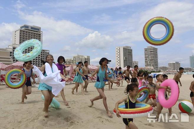 [원산=AP/뉴시스] 지난달 2일 북한 강원도 원산의 원산-갈마 해안관광지구에서 어린이들이 바다로 달려가고 있다.  2025.08.16