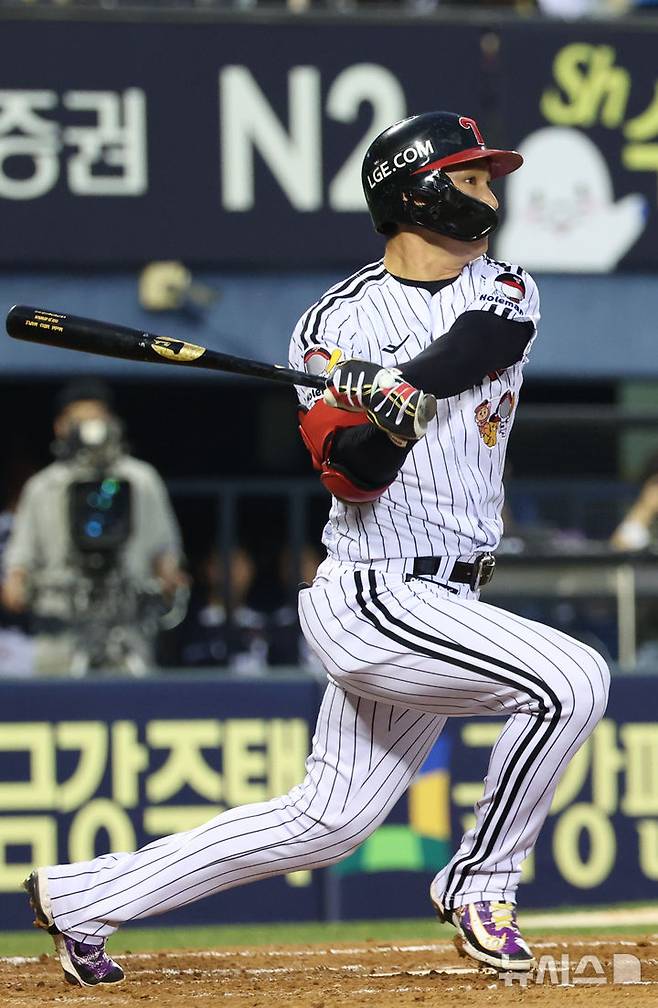 [서울=뉴시스] 황준선 기자 = 6일 서울 송파구 잠실야구장에서 열린 2025 KBO리그 두산 베어스와 LG 트윈스의 경기, 4회 말 2사 만루 상황 LG 오지환이 2타점 적시타를 치고 있다. 2025.08.06. hwang@newsis.com