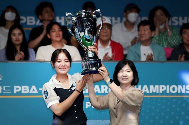 올 시즌 프로당구 개인 3차 투어 '올바른 생활카드 NH농협카드 PBA 채리티 챔피언십 25-26' 여자부 우승을 차지한 스롱 피아비(왼쪽)와 NH농협카드 이민경 대표. PBA