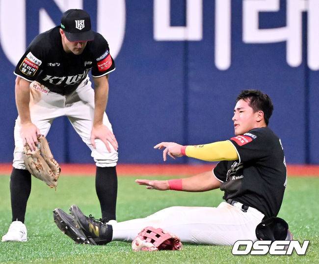 [OSEN=고척, 민경훈 기자] 15일 오후 서울 고척스카이돔에서 ‘2025 신한 SOL Bank KBO리그’ 키움 히어로즈와 KT 위즈의 경기가 열린다.키움은 메르세데스, KT는 고영표를 선발로 내세운다.8회말 1사 주자 1루 키움 카디네스의 우익수 왼쪽 안타때 타구를 캐치하려던 KT 우익수 안현민이 발목에 고통을 호소하며 일어서지 못하고 있다. 025.08.15 / rumi@osen.co.kr