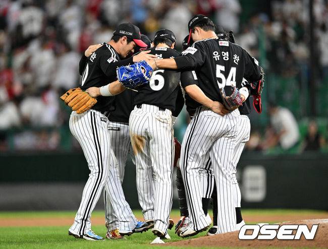 [OSEN=인천, 이대선 기자] LG는 15일 인천 SSG랜더스필드에서 열린 2025 신한 SOL뱅크 KBO리그 원정 경기에서 SSG에 5-3으로 이겼다.경기 종료 후 LG 선수들이 승리의 기쁨을 나누고 있다. 2025.08.15 /sunday@osen.co.kr