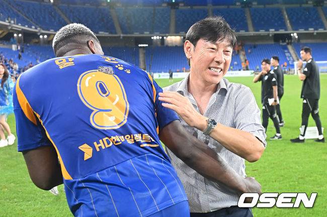 [OSEN=울산, 이석우 기자] 9일 울산 문수축구경기장에서 하나은행 K리그1 2025 울산 HD와 제주SK의 경기가 열렸다.  신태용 감독이 울산 HD 데뷔전이자 13년 만의 K리그 복귀 경기에 나섰다. 울산 HD 신태용 감독이 1-0으로 복귀 첫승을 올리고 선수들과 기쁨을 나누고 있다. 2025.08.09 / foto0307@osen.co.kr