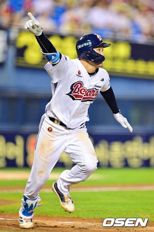 [OSEN=잠실, 박준형 기자] 15일 오후 서울 잠실구장에서 ‘2025 신한 SOL BANK KBO리그’ 두산 베어스와 KIA 타이거즈의 경기가 진행됐다.이날 두산은 잭로그를, KIA는 김도현을 선발투수로 내세웠다. 연장 11회말 두산 안재석이 끝내기 홈런을 날리고 기뻐하고 있다.    2025.08.15 / soul1014@osen.co.kr