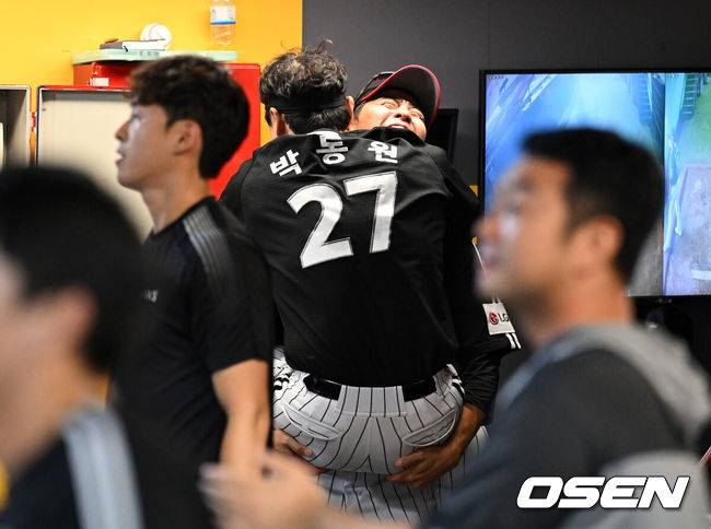 [OSEN=인천, 이대선 기자] 15일 오후 인천 SSG랜더스필드에서 2025 신한 SOL Bank KBO리그 SSG 랜더스와 LG 트윈스의 경기가 열렸다.SSG는 화이트, LG는 치리노스를 선발 투수로 내세웠다.8회초 2사 1,2루에서 LG 박동원이 좌월 스리런 홈런을 치고 김광삼 코치와 환호하고 있다. 2025.08.15 /sunday@osen.co.kr