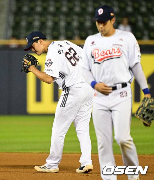 [OSEN=잠실, 지형준 기자] 12일 서울 잠실구장에서 ‘2025 신한 SOL Bank KBO리그’ 두산 베어스와 NC 다이노스의 경기가 열렸다. 6회초 1사 2루에서 두산 안재석이 교체돼 인사를 하고 있다. 2025.08.12 / jpnews@osen.co.kr