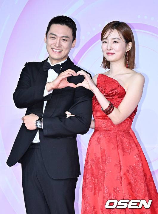 [OSEN=민경훈 기자] 17일 오후 서울 마포구 SBS 프리즘타워에서 '2022 SBS 연예대상' 포토월 행사가 진행됐다.'동상이몽2-너는 내 운명' 오상진 김소영 부부가 포토월로 입장하며 포즈를 취하고 있다. 2022.12.17 /rumi@osen.co.kr