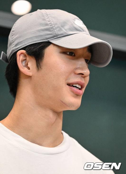 [OSEN=인천공항, 조은정 기자]한국 남자 농구 대표팀 이현중, 여준석, 박지훈이 2025 국제농구연맹(FIBA) 아시아컵을 마치고 16일 오후 인천공항을 통해 귀국했다.안준호 감독이 이끄는 한국 남자 농구 대표팀은 지난 14일 (한국시간) 사우디아라비아 제다의 킹 압둘라 스포츠 시티에서 열린 2025년 국제농구연맹(FIBA) 아시아컵 8강전에서&nbsp;중국에 71-79로 패하며 4강 진출에 실패했다.대표팀 여준석이 취재진과 인터뷰를 하고 있다. 2025.08.16 /cej@osen.co.kr