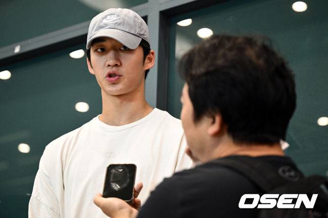 [OSEN=인천공항, 조은정 기자]한국 남자 농구 대표팀 이현중, 여준석, 박지훈이 2025 국제농구연맹(FIBA) 아시아컵을 마치고 16일 오후 인천공항을 통해 귀국했다.안준호 감독이 이끄는 한국 남자 농구 대표팀은 지난 14일 (한국시간) 사우디아라비아 제다의 킹 압둘라 스포츠 시티에서 열린 2025년 국제농구연맹(FIFA) 아시아컵 8강전에서&nbsp;중국에 71-79로 패하며 4강 진출에 실패했다.대표팀 여준석이 취재진과 인터뷰를 하고 있다. 2025.08.16 /cej@osen.co.kr