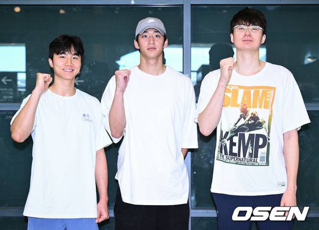 [OSEN=인천공항, 조은정 기자]한국 남자 농구 대표팀 이현중, 여준석, 박지훈이 2025 국제농구연맹(FIBA) 아시아컵을 마치고 16일 인천공항을 통해 귀국했다.안준호 감독이 이끄는 한국 남자 농구 대표팀은 지난 14일 (한국시간) 사우디아라비아 제다의 킹 압둘라 스포츠 시티에서 열린 2025년 국제농구연맹(FIFA) 아시아컵 8강전에서&nbsp;중국에 71-79로 패하며 4강 진출에 실패했다.농구 대표팀 박지훈, 여준석, 이현중이 입국장을 나선뒤 포즈를 취하고 있다.  2025.08.16 /cej@osen.co.kr