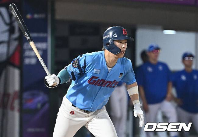 [OSEN=부산, 이석우 기자] 16일 부산 사직야구장에서 2025 신한 SOL 뱅크 KBO 리그 롯데 자이언츠와 삼성 라이온즈의 경기가 열렸다. 홈팀 롯데는 박세웅이, 방문팀 삼성은 최원태가 선발 출전했다.롯데 자이언츠 고승민이 5회말 2사 1,2루 우익수 앞 1타점 안타를 치고 있다. 2025.08.16 / foto0307@osen.co.kr