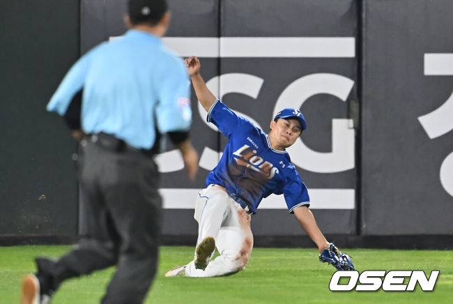 [OSEN=부산, 이석우 기자] 16일 부산 사직야구장에서 2025 신한 SOL 뱅크 KBO 리그 롯데 자이언츠와 삼성 라이온즈의 경기가 열렸다. 홈팀 롯데는 박세웅이, 방문팀 삼성은 최원태가 선발 출전했다.삼성 라이온즈 김헌곤이 6회말 1사 롯데 자이언츠 김민성의 타구를 잡고 있다. 2025.08.16 / foto0307@osen.co.kr
