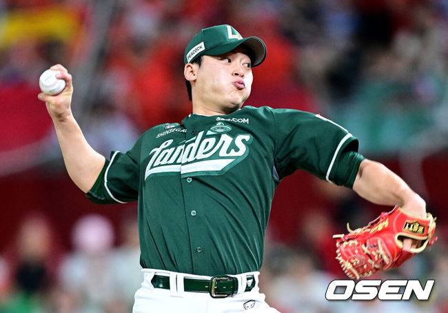 [OSEN=인천, 최규한 기자] 16일 인천 SSG랜더스필드에서 ‘2025 신한 SOL Bank KBO리그’ SSG 랜더스와 LG 트윈스의 경기가 열렸다.홈팀 SSG는 김건우, 방문팀 LG는 송승기를 선발로 내세웠다.8회초 2사 1, 3루 상황 마운드에 오른 SSG 투수 조병현이 힘차게 공을 뿌리고 있다. 2025.08.16 / dreamer@osen.co.kr