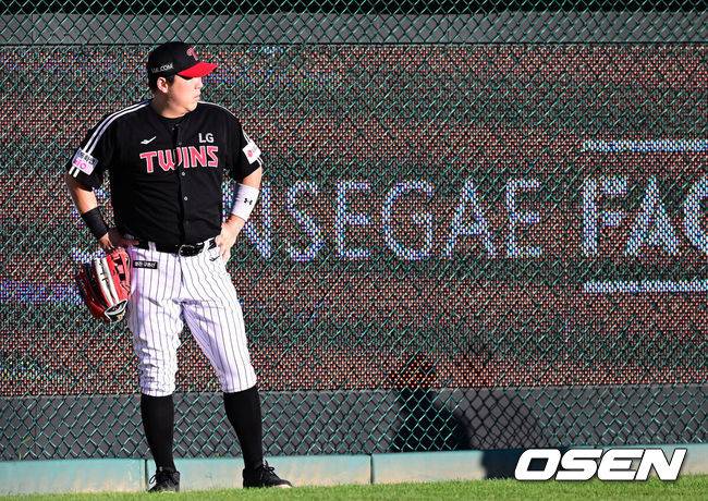 [OSEN=잠실, 최규한 기자] 16일 인천 SSG랜더스필드에서 ‘2025 신한 SOL Bank KBO리그’ SSG 랜더스와 LG 트윈스의 경기가 열렸다.홈팀 SSG는 김건우, 방문팀 LG는 송승기를 선발로 내세웠다.1회말 2사 1루 상황 SSG 한유섬의 1타점 2루타 때 LG 김현수가 타구를 찾다 놓친 뒤 아쉬워하고 있다. 2025.08.16 / dreamer@osen.co.kr