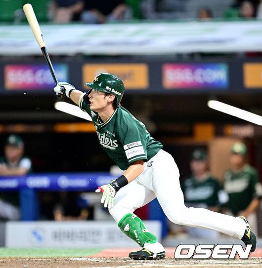 [OSEN=인천, 최규한 기자] 16일 인천 SSG랜더스필드에서 ‘2025 신한 SOL Bank KBO리그’ SSG 랜더스와 LG 트윈스의 경기가 열렸다.홈팀 SSG는 김건우, 방문팀 LG는 송승기를 선발로 내세웠다.6회말 2사 1루 상황 SSG 최지훈이 다시 앞서가는 1타점 적시타를 날리고 있다. 2025.08.16 / dreamer@osen.co.kr