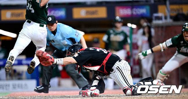 [OSEN=인천, 최규한 기자] 16일 인천 SSG랜더스필드에서 ‘2025 신한 SOL Bank KBO리그’ SSG 랜더스와 LG 트윈스의 경기가 열렸다.홈팀 SSG는 김건우, 방문팀 LG는 송승기를 선발로 내세웠다.8회말 1사 1, 3루 상황 SSG 에레디아의 달아나는 1타점 2루타 때 1루 주자 최지훈이 홈까지 내달렸지만 LG 포수 박동원의 태그를 피하려 점프하다 홈 베이스를 밟지 못해 아웃되고 있다. 2025.08.16 / dreamer@osen.co.kr