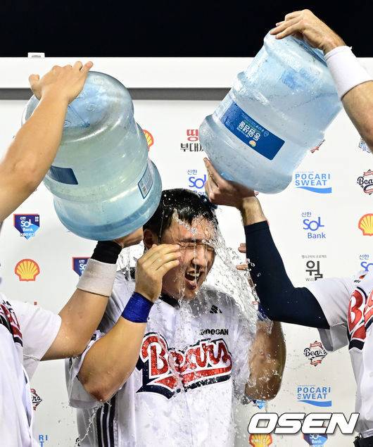 [OSEN=잠실, 지형준 기자] 9회초 역전을 헌납한 두산이 9회말 김인태의 대타 끝내기를 앞세워 연이틀 호랑이를 울렸다.프로야구 두산 베어스는 16일 서울 잠실구장에서 열린 2025 신한 SOL뱅크 KBO리그 KIA 타이거즈와의 시즌 14차전에서 4-3&nbsp;역전 끝내기승리를 거뒀다.9위 두산은 7월 20일 인천 SSG 랜더스전 이후 27일 만에 3연승을 달리며 주말 위닝시리즈를 조기 확보했다. 시즌 48승 5무 59패. 반면 3연승 뒤 2연패에 빠진 5위 KIA는 53승 4무 52패가 됐다.&nbsp;경기를 마치고 두산 김기연, 케이브가 끝내기 안타를 날린 김인태에 물을 뿌리며 승리를 기뻐하고 있다. 2025.08.16. / jpnews@osen.co.kr