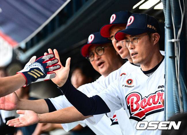 [OSEN=잠실, 지형준 기자] 16일 서울 잠실구장에서 ‘2025 신한 SOL Bank KBO리그’ 두산 베어스와 KIA 타이거즈의 경기가 열렸다.두산은 최승용, KIA는 이의리를 선발로 내세웠다.1회말 무사 3루에서 두산 조성환 감독대행이 오명진의 2루 땅볼에 선제 득점에 성공한 정수빈과 하이파이브를 하고 있다. 2025.08.16. / jpnews@osen.co.kr