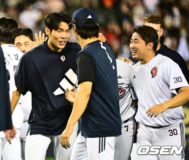[OSEN=잠실, 지형준 기자] 9회초 역전을 헌납한 두산이 9회말 김인태의 대타 끝내기를 앞세워 연이틀 호랑이를 울렸다.프로야구 두산 베어스는 16일 서울 잠실구장에서 열린 2025 신한 SOL뱅크 KBO리그 KIA 타이거즈와의 시즌 14차전에서 4-3&nbsp;역전 끝내기승리를 거뒀다.9위 두산은 7월 20일 인천 SSG 랜더스전 이후 27일 만에 3연승을 달리며 주말 위닝시리즈를 조기 확보했다. 시즌 48승 5무 59패. 반면 3연승 뒤 2연패에 빠진 5위 KIA는 53승 4무 52패가 됐다.&nbsp;경기를 마치고 두산 윤태호, 김정우가 동료선수들과 승리를 기뻐하고 있다. 2025.08.16. / jpnews@osen.co.kr