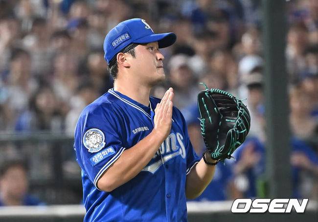 [OSEN=부산, 이석우 기자] 16일 부산 사직야구장에서 2025 신한 SOL 뱅크 KBO 리그 롯데 자이언츠와 삼성 라이온즈의 경기가 열렸다. 홈팀 롯데는 박세웅이, 방문팀 삼성은 최원태가 선발 출전했다.삼성 라이온즈 최원태가 5회말 2사 1,3루 롯데 자이언츠 윤동희를 3루 땅볼로 잡고 박수를 치고 있다. 2025.08.16 / foto0307@osen.co.kr