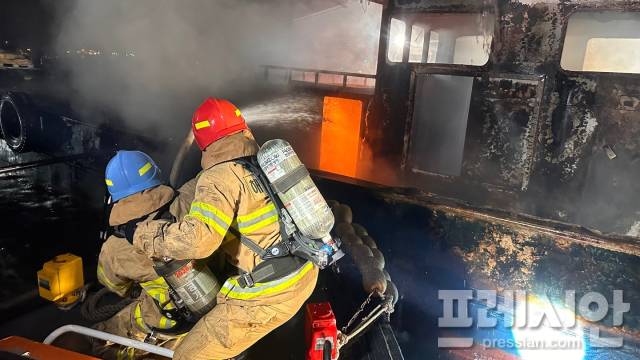 ▲선박 화재현장에 소화수를 퍼붓는 진화대원. 2025.8.16.ⓒ여수해경