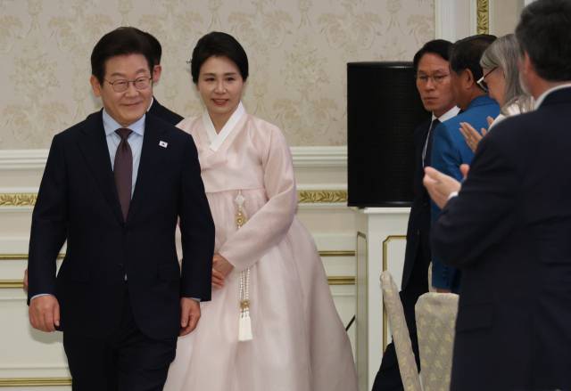 ▲이재명 대통령과 김혜경 여사가 15일 청와대 영빈관에서 열린 '대통령의 초대, 주한외교단 만찬'에 입장하고 있다. 이날 행사에는 주한외교단을 비롯해 이 대통령 특사단 단장, 국회 외통위 위원, 관계부처 장관, 경제단체장 등이 참석했다. ⓒ연합뉴스