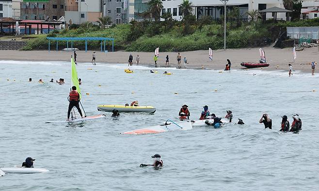 제주의 한 해수욕장에서 피서객들이 수상스포츠를 즐기고 있다. 연합뉴스