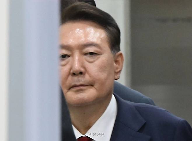 윤석열 전 대통령이 9일 서울 서초구 서울중앙지방법원에서 영장실질심사를 마치고 나오고 있다. 2025.7.9 이지훈 기자