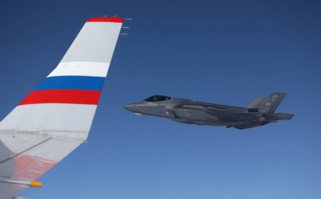 알래스카에서 열린 정상회담 이후 미국의 최신예 전투기가 블라디미르 푸틴 러시아 대통령이 탑승한 비행기를 호위하고 있다.  AFP 연합뉴스