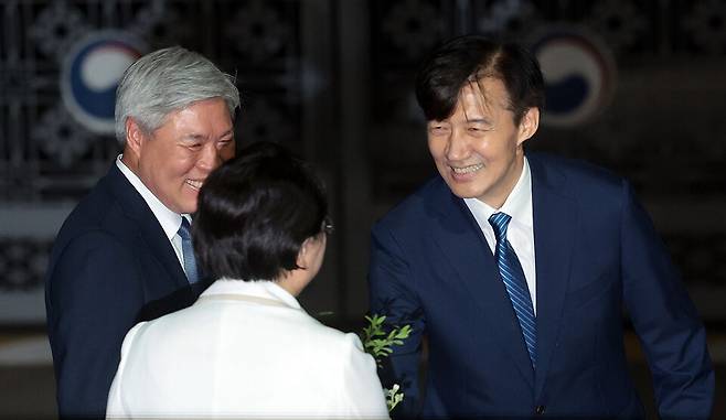 조국 전 조국혁신당 대표가 지난 15일 서울 구로구 남부교도소에서 광복절 특별사면·복권 조치로 출소하며 김선민 당 대표 권한대행과 인사하고 있다. ⓒ연합뉴스