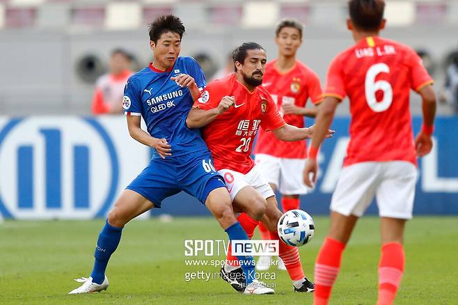 ▲ 한때 중국 축구대표팀을 중심을 이루던 귀화선수 엘케손, 알란, 페르난두, 리커 등은 이제 없다. 엘케손은 은퇴 가능성이 있고, 알란과 페르난두는 소속팀이 없다. 굴라트와 알로이시우는 브라질로 돌아간지 오래다. 1세대 귀화 선수들과 연결고리가 사라졌다고 느끼던 중국이 알로이시우의 여전한 충성심에 감동의 눈물을 흘렸다.