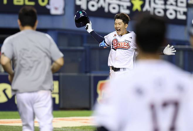 두산 베어스 안재석이 15일 잠실 KIA전에서 연장 11회말 끝내기 홈런을 터트린 뒤 기뻐하고 있다. /사진=두산 베어스 제공