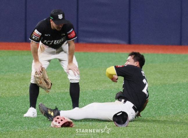 2025 신한 SOL Bank KBO리그키움 히어로즈 대 kt 위즈 경기가 15일 서울 고척스카이돔에서 열렸다.  KT 우익수 안현민이 8회말 키움 카디네스의 우전 안타를 수비하다 부상을 당한 후 고통스러워하고 있다. 안현민은 앰뷸란스를 타고 병원으로 직행했다. /사진=김진경 대기자