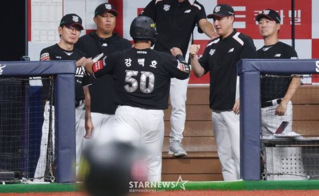 KT 강백호(가운데). /사진=김진경 대기자