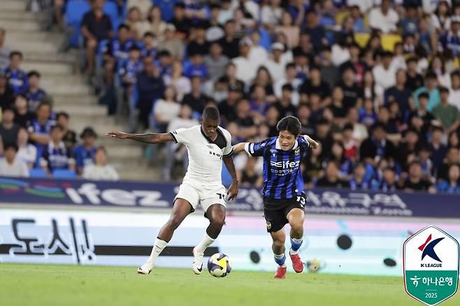16일 인천축구전용경기장에서 열린 인천 유나이티드와 성남FC의 경기, 치열한 볼 경합을 펼치고 있는 인천 최승구(오른쪽)와 성남 레안드로. /사진=한국프로축구연맹 제공
