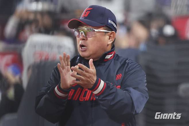 김태형 감독이 이끄는 롯데 자이언츠가 15일 부산 사직야구장에서 열린 2025 신한 SOL Bank KBO리그 삼성 라이온즈와의 팀 간 11차전에서 4-10으로 패배, 7연패의 수렁에 빠졌다. 사진 롯데 자이언츠