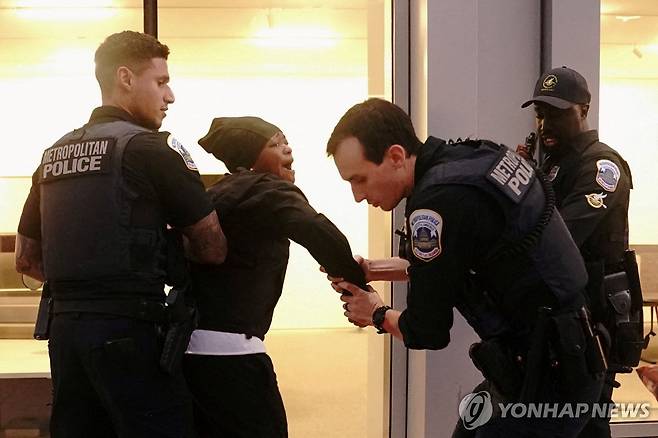 미국 워싱턴DC에서 체포 활동 중인 경찰 [로이터 연합뉴스 자료사진. 재판매 및 DB 금지]