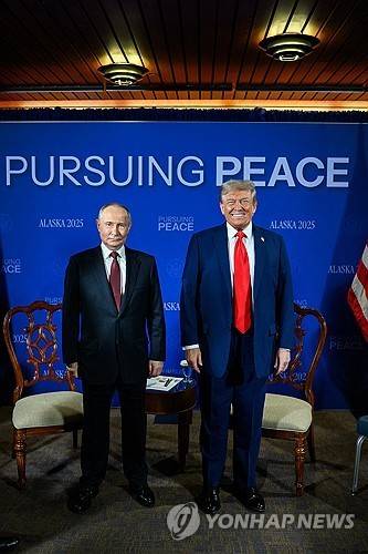 미러정상회담장에 나란히 선 트럼프(우)와 푸틴 [앵커리지 UPI=연합뉴스]