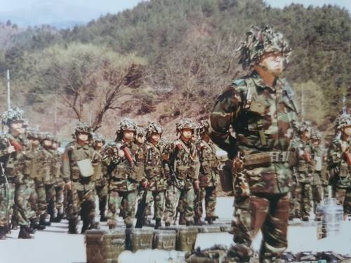 전술훈련 지휘 중인 대대장(중령. 맨 앞) 시절 전인범 전 특전사령관 [본인 제공]