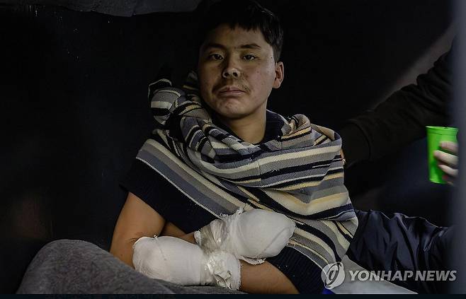 러-우 전쟁에서 우크라이나군에 생포된 북한군 젤렌스키 우크라이나 대통령은 2025년 1월 11일 우크라이나군이 러시아 서부 쿠르스크 지역에서 북한 군인 2명을 생포했다고 밝혔다.
[젤렌스키 엑스 캡처]