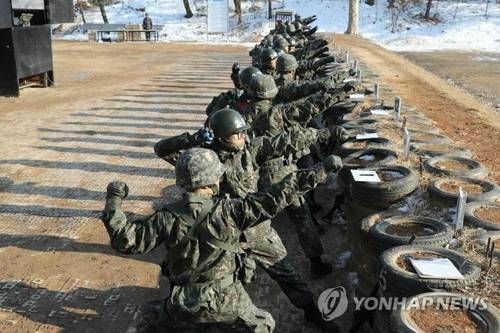 수류탄 투척 훈련 모습 [연합뉴스 사진]