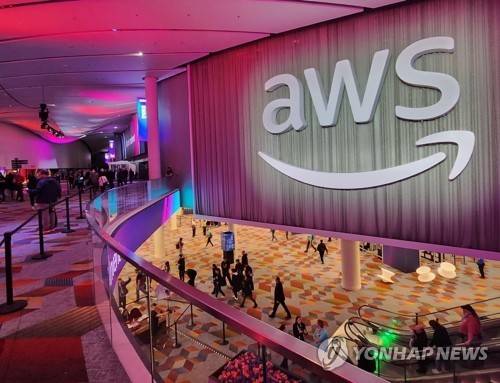 아마존웹서비스 리인벤트 2024     (라스베이거스=연합뉴스) 최현석 기자 = 지난 2일(현지시간) 미국 라스베이거스 베네시안 호텔 2층 볼룸장에서 세계 최대 클라우드 행사 '아마존웹서비스 리인벤트 2024'가 열리고 있다. 2024.12.3 harrison@yna.co.kr