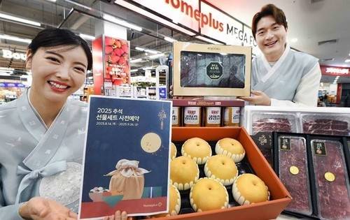 홈플러스, 추석 선물세트 사전 예약 시작 (서울=연합뉴스) 모델들이 14일 '홈플러스 메가 푸드 마켓 라이브' 강서점에서 '2025 추석 선물세트 사전예약' 주요 선물세트를 소개하고 있다. 2025.8.14. [홈플러스 제공. 재판매 및 DB 금지]
