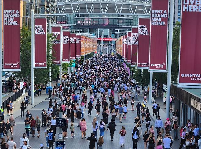 블랙핑크 런던 공연장에 줄지어 입장하는 관객들 (런던=연합뉴스) 김지연 특파원 = 걸그룹 블랙핑크의 월드투어 '데드라인' 런던 첫 공연이 펼쳐진 15일(현지시간) 오후 관객들이 영국 런던 웸블리 스타디움을 향해 줄지어 걸어가고 있다. 2025.8.16 cherora@yna.co.kr