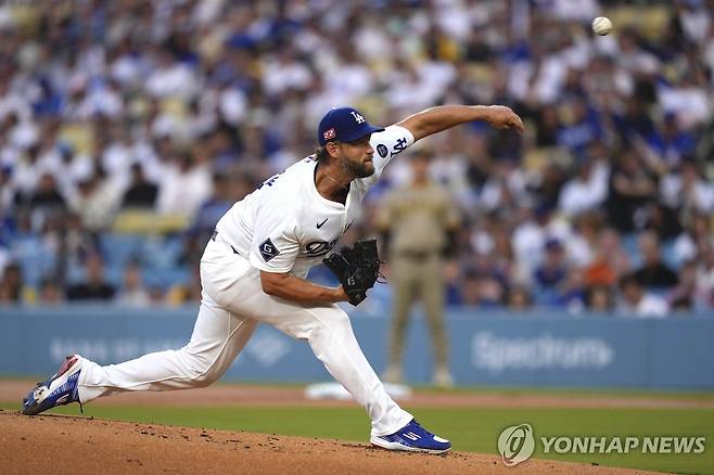 역투하는 커쇼 (로스앤젤레스 AP=연합뉴스) 다저스 왼손 선발 커쇼가 16일(한국시간) 미국 캘리포니아주 로스앤젤레스 다저스타디움에서 열린 미국프로야구 메이저리그 샌디에이고와 홈 경기에 선발 등판해 역투하고 있다.